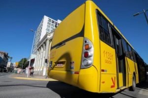 Imagem colorida mostra ônibus em Santa Catarina - Metrópoles