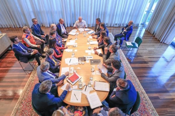 imagem colorida mostra ministros em reunião com Lula - Metrópoles