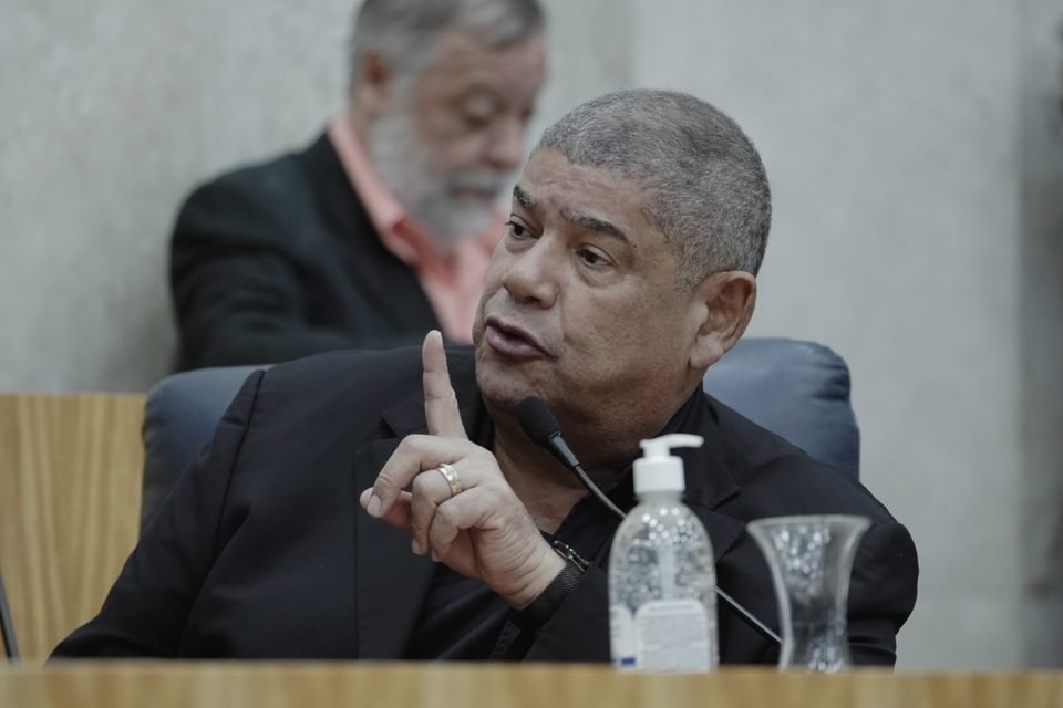 Imagem colorida mostra Milton Leite, homem negro, grisalho, de terno preto, na mesa da presidência do plenário da Câmara Municipal, falando ao microfone com o dedo indicador em riste e olhando para sua direita - Metrópoles