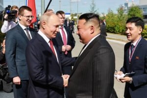 Imagem colorida mostra Vladimir Putin e Kim Jong-un se encontram na Rússia - Metrópoles