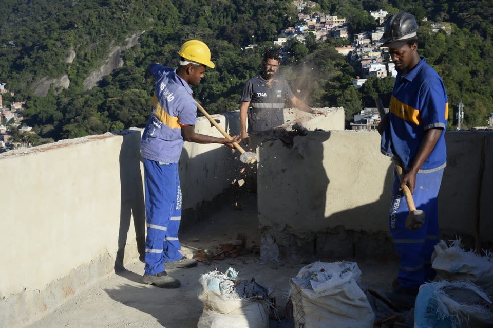 Mansão de R$ 1 milhão demolida na Rocinha pode ser de famoso traficante  Johny Bravo
