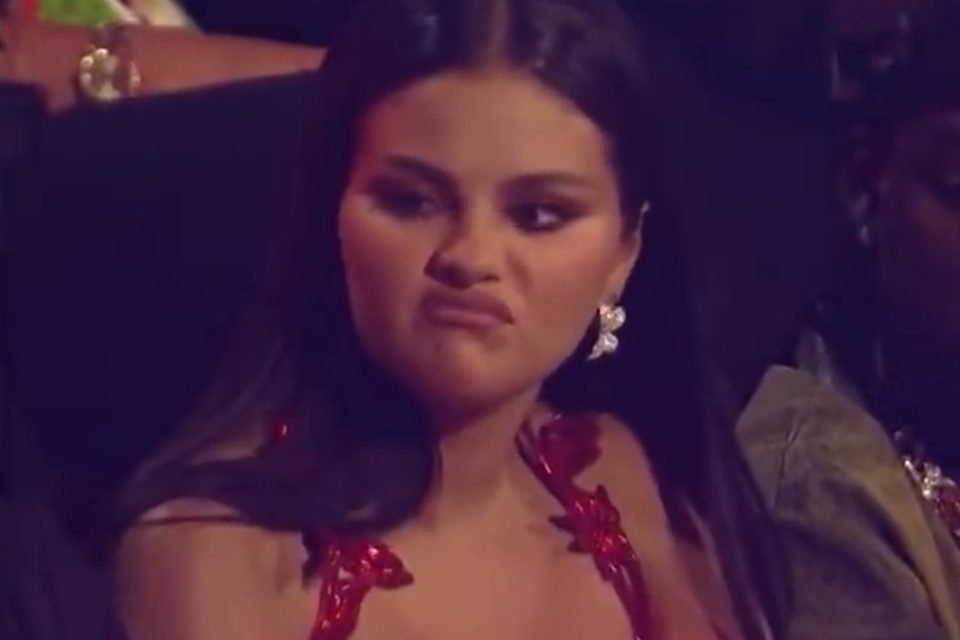 Selena Gomez se irrita após virar meme durante o VMA Metrópoles