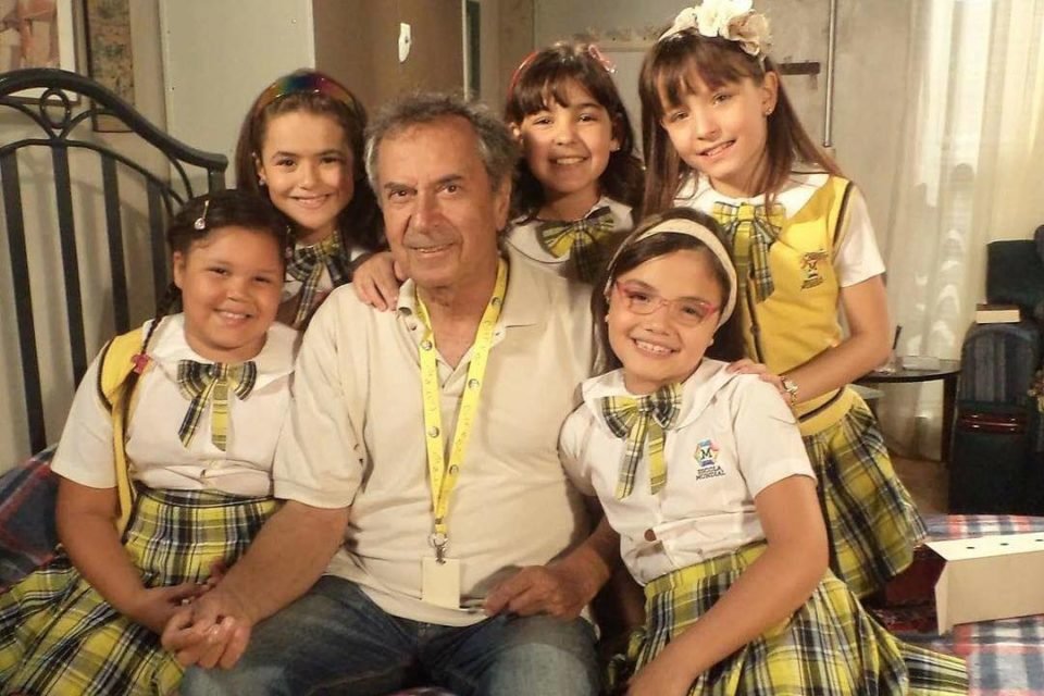 Luiz Antônio Piá com elenco de Carrossel, incuindo Maísa Silva e Larissa Manoela