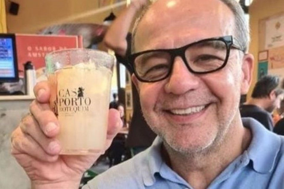 Sérgio Cabral posa com um drink em um restaurante do Rio - Metrópoles