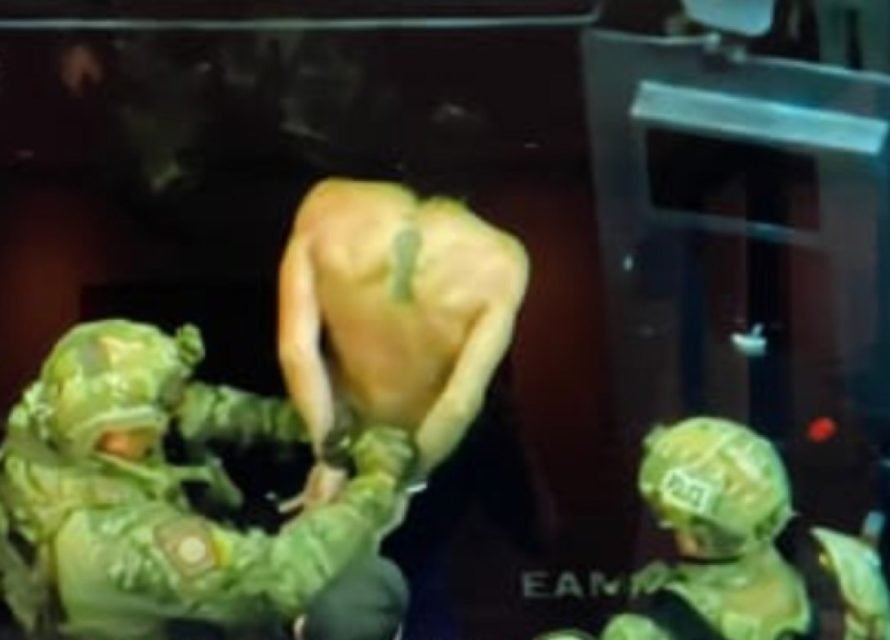 imagem de danilo cavalcante algemado após ser capturado pela polícia da pensilvânia