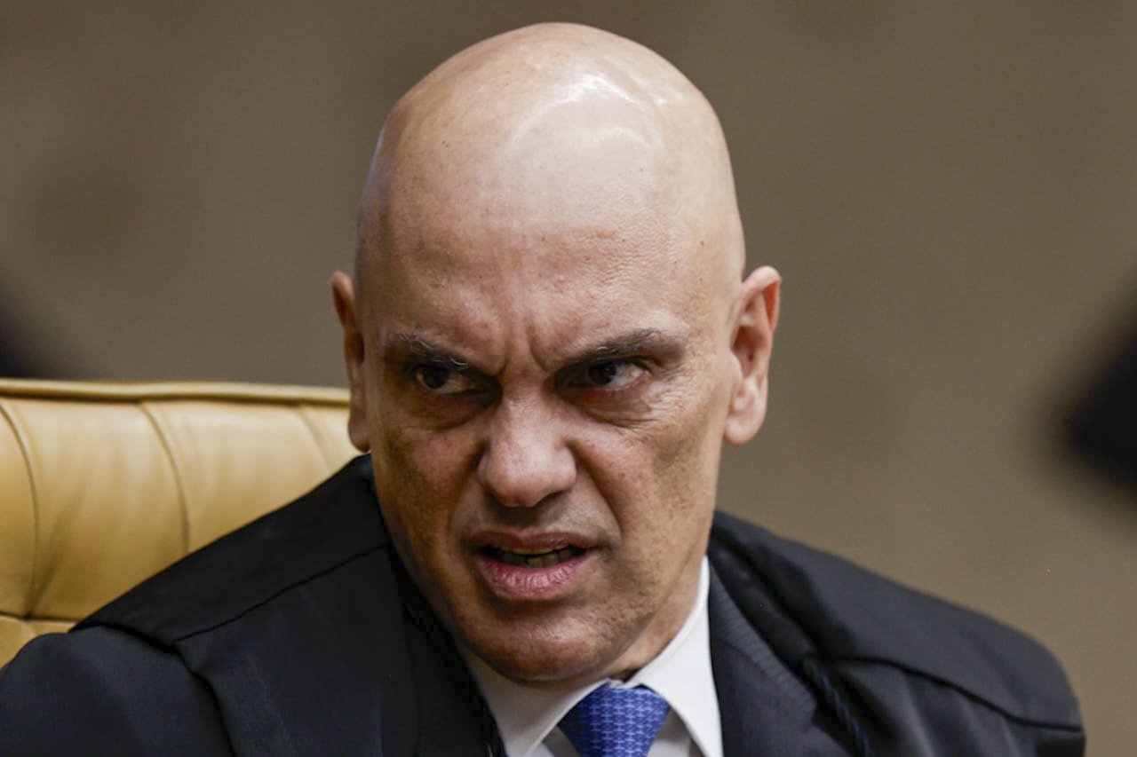 Alexandre de Moraes inclui relatório da CPMI 8/1 em inquéritos do STF 