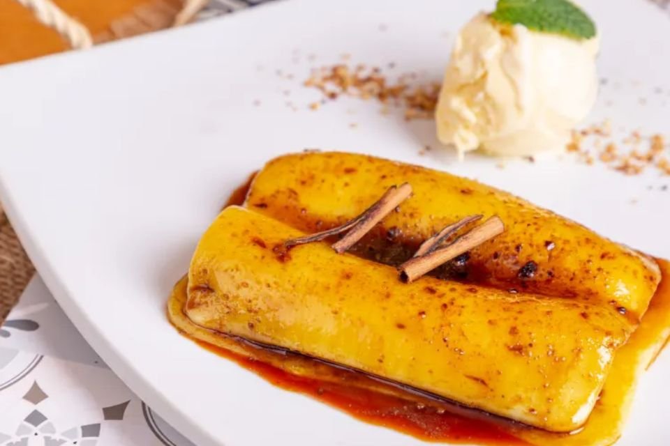 Foto colorida de um prato de sobremesa com banana - Metrópoles