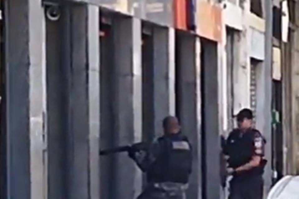 Foto colorida de ação da Polícia Militar do Rio de Janeiro durante ação de criminosos em agência bancária - Metrópoles
