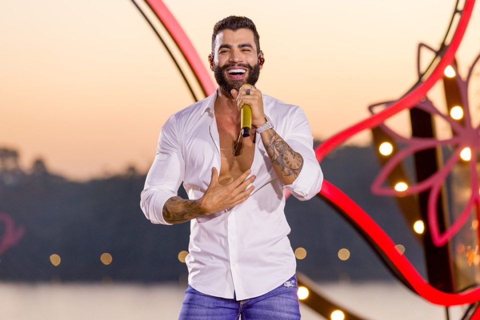 Gusttavo Lima viraliza na web após apalpar pênis de cantor em show