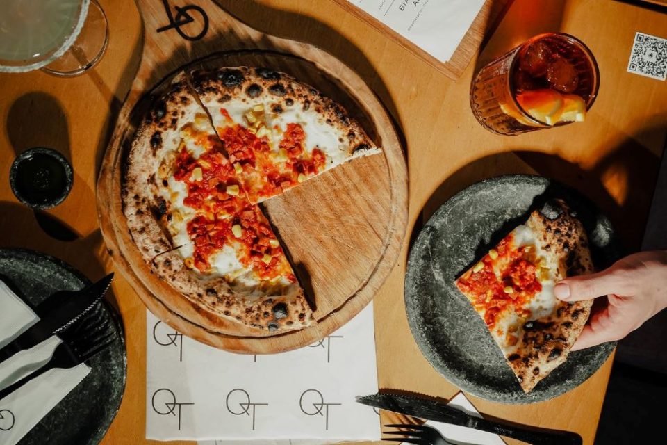 Imagem colorida mostra uma pizza feita na pizzaria QT Pizza Bar, eleita uma das melhores do mundo - Metrópoles