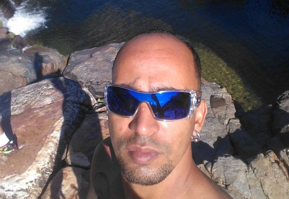 Homem de óculos escuro espelhado. Diego dos Santos Ribeiro, CAC que morreu após ser atingido por uma bala que ricocheteou em estande de tiro no DF - Metrópoles