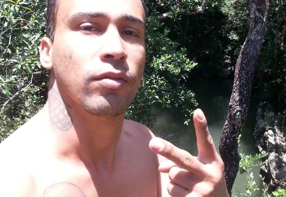 Homem sem camisa em cachoeira. Diego dos Santos Ribeiro, CAC que morreu após ser atingido por uma bala que ricocheteou em estande de tiro no DF - Metrópoles