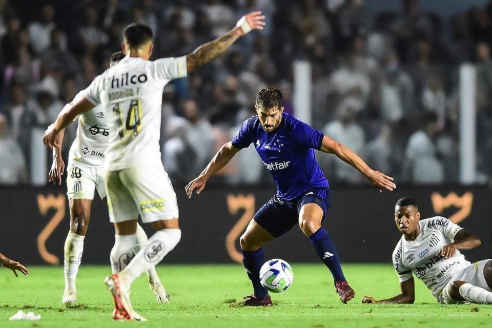 Lucas Silva em jogo contra o Santos - Metrópoles