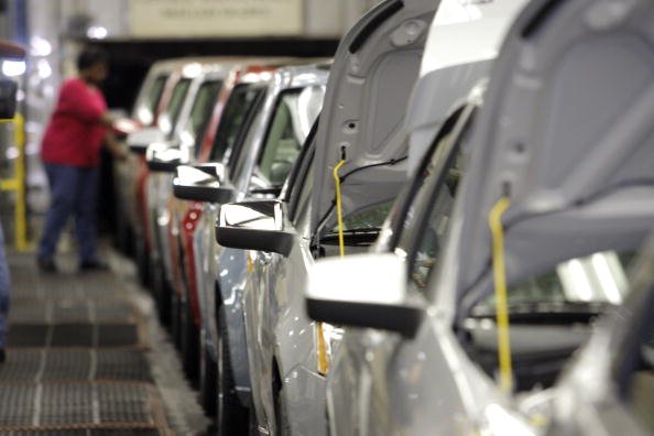 Imagem de fábrica da Ford nos Estados Unidos, com carros enfileirados - Metrópoles
