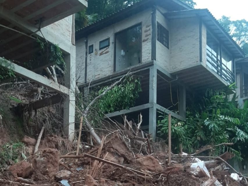 Imagem colorida mostra casa com entulho e lama em sua base, por causa da chuva - Metrópoles