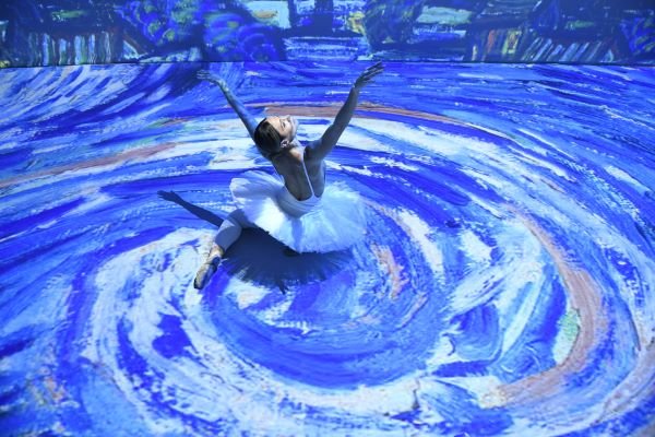 imagem colorida mostra bailarina dançando em meio a projeção de obra do pintor van gogh - metrópoles