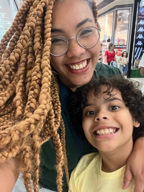 Foto mostra Karoline Miranda abraçada a seu filho, Gael Miranda