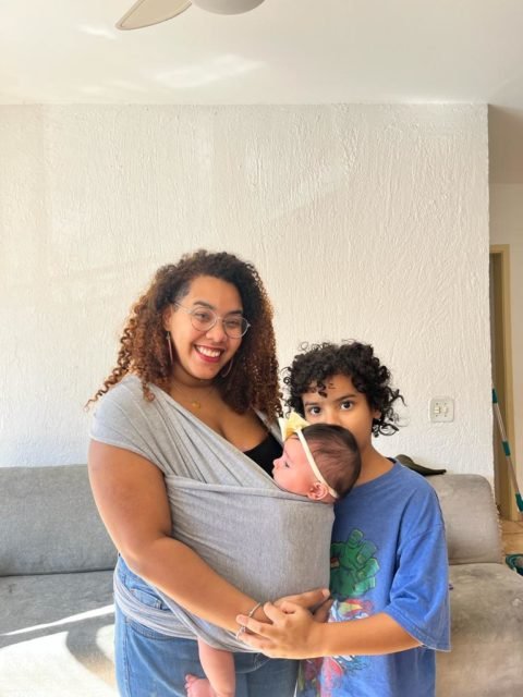 Foto mostra Karoline Miranda com sua filha menor no colo abraçada a seu filho, Gael Miranda