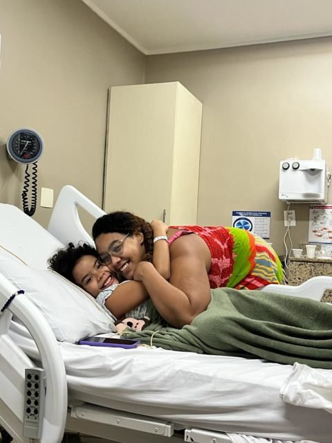 Foto mostra Karoline Miranda abraçada a seu filho, Gael Miranda