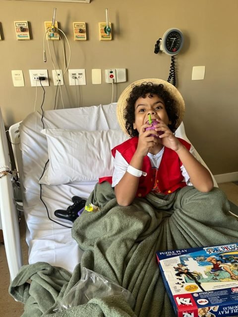 Foto mostra o menino Gael Miranda, de 9 anos, que tem febre há sete meses, usando uma fantasia de um personagem do desenho One Piece