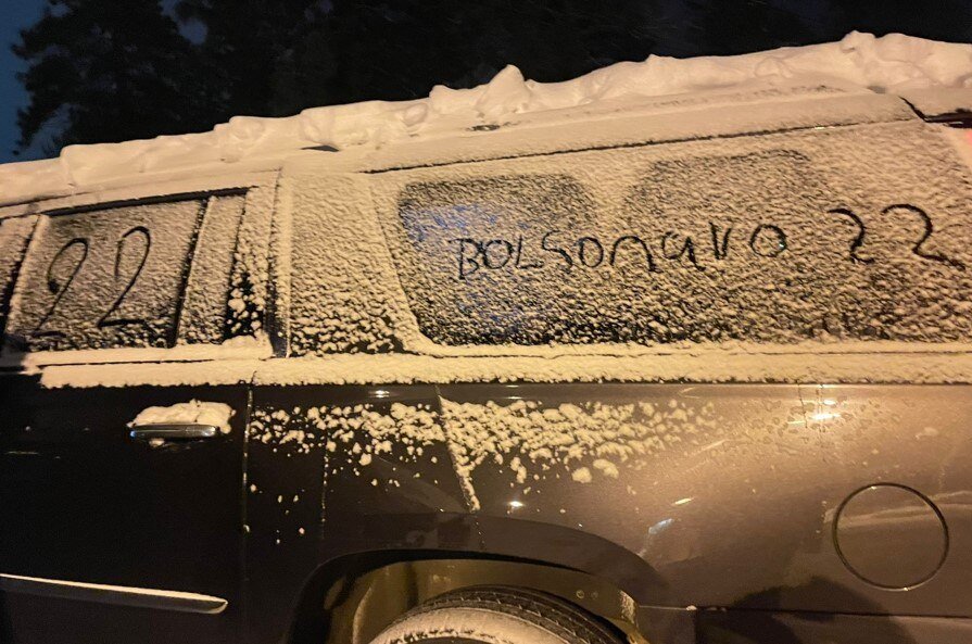 Carro com neve e escrito 
