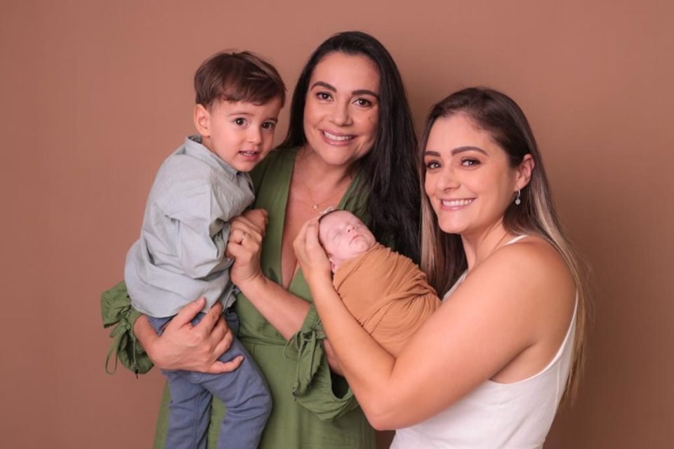 Família posando para foto: duas mães com menino e bebê - Metrópoles