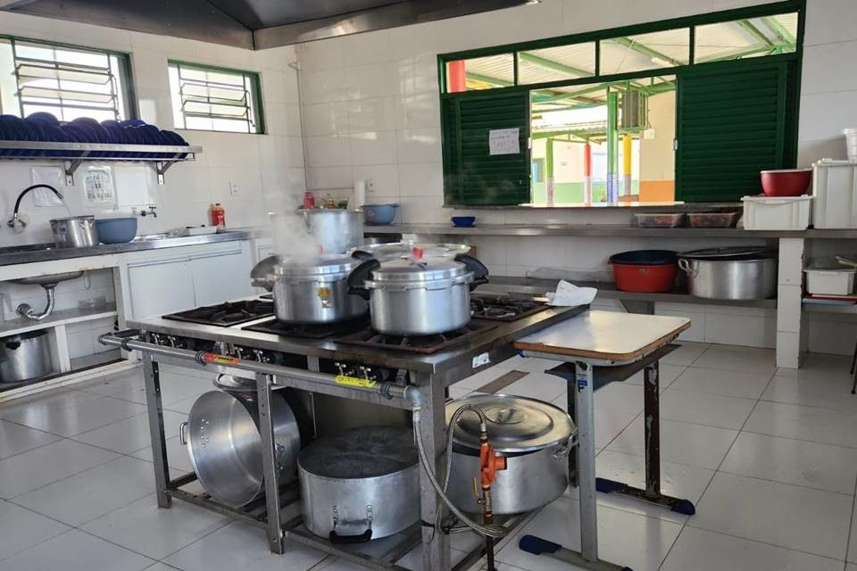 Cozinha de escola pública - Metrópoles