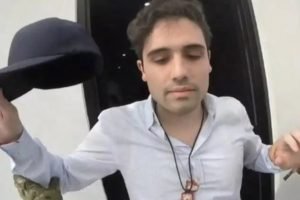 Imagem colorida mostra momento da prisão de Ovidio Guzman, filho do traficante mexicano El Chapo - Metrópoles