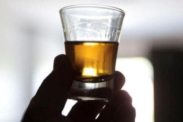 Foto colorida de copo com bebida alcoólica - Metrópoles