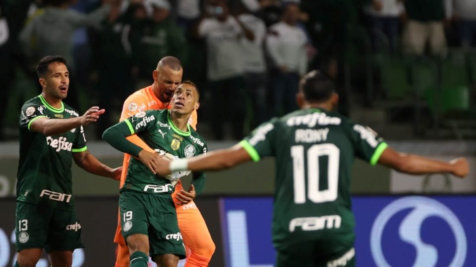 Breno Lopes mostrou o dedo do meio à organizada do Palmeiras após marcar contra o Goiás - Metrópoles