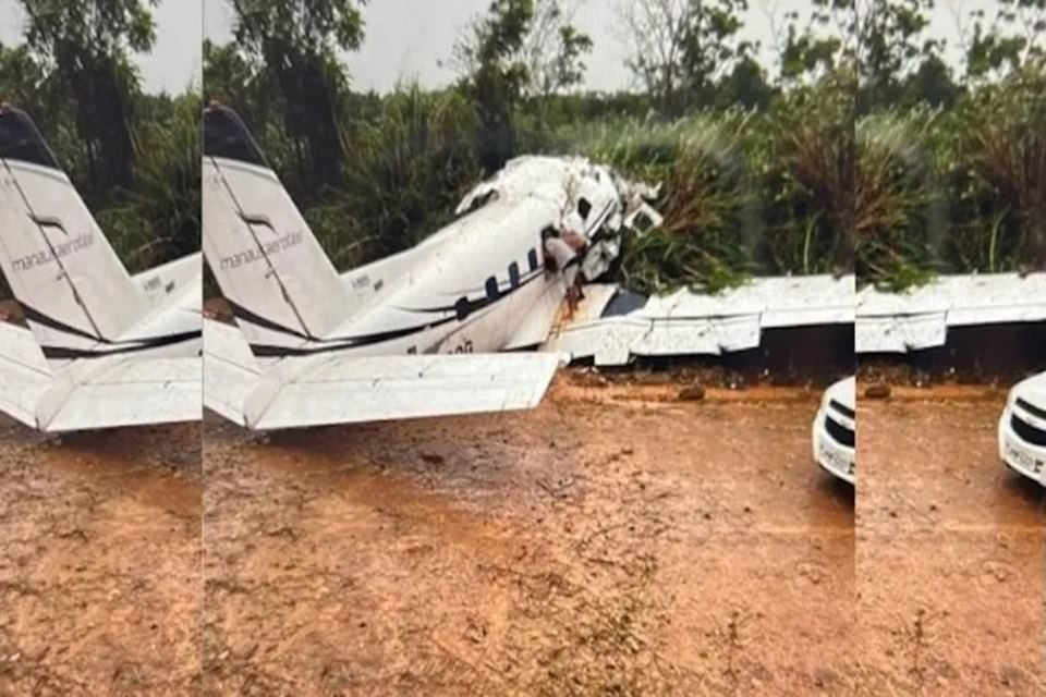 Imagem colorida mostra avião destruído