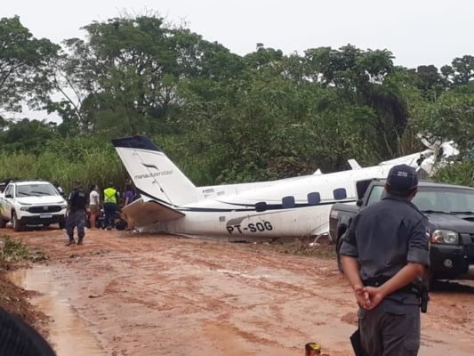 Imagem colorida do avião caído na cidade de Barcelos, no Amazonas - Metrópoles