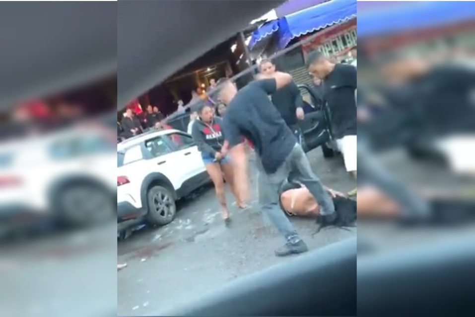 Imagem mostra homem agredindo mulher