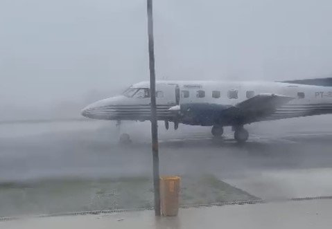 captura de tela de vídeo de aeroporto de Barcelos no Amazonas pouco antes de acidente aéreo - Metrópoles