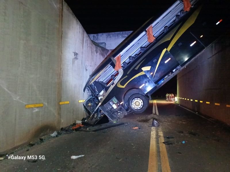 imagem colorida mostra ônibus caído dentro de viaduto em campinas, no interior de são paulo - metrópoles