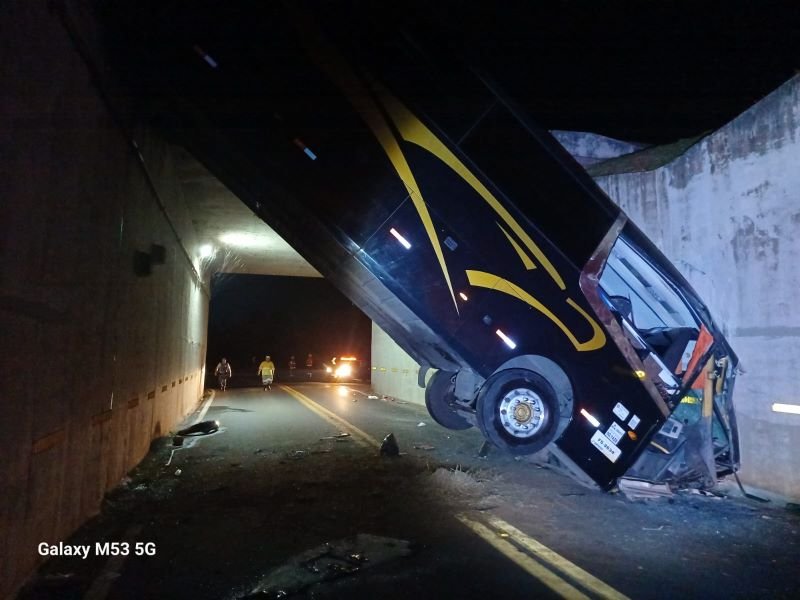 imagem colorida mostra ônibus caído dentro de viaduto em campinas, no interior de são paulo - metrópoles