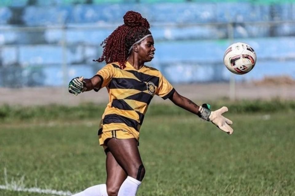 Imagem colorida mostra mulher jogando futebol - Metrópoles
