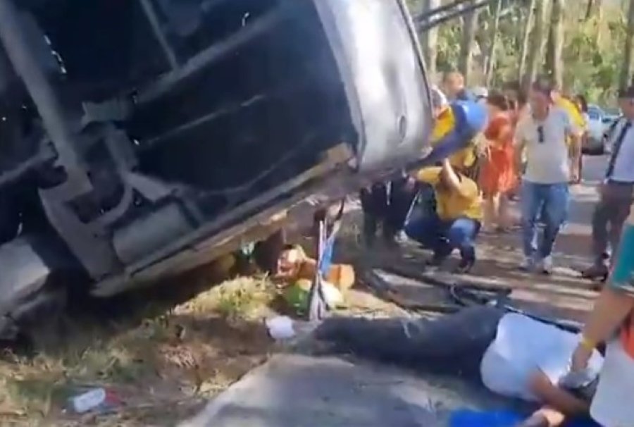 Imagem mostra ônibus acidentado e pessoas feridas no chão - Metrópoles