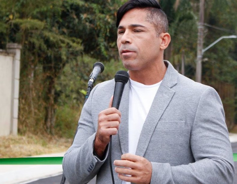 Imagem colorida do prefeito de Barra do Piraí (RJ), Mario Esteves - Metrópoles