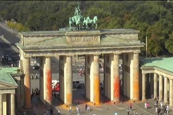 Imagem colorida mostra Portão de Brandemburgo vandalizado
