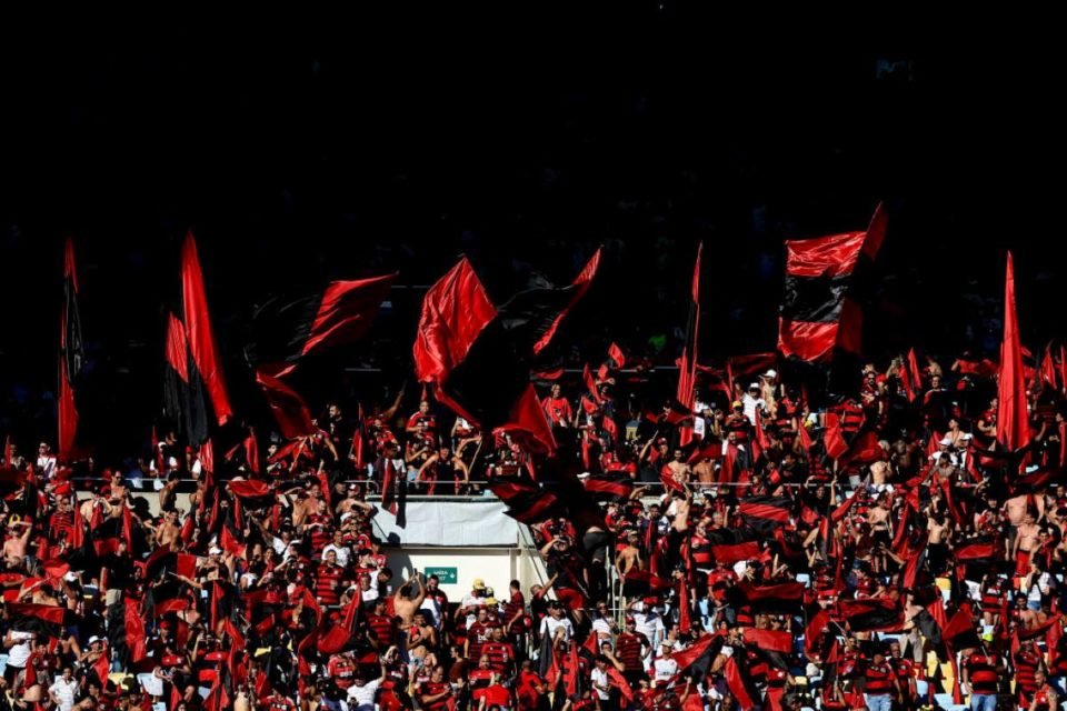 Imagem colorida da torcida do Flamengo durante final da Copa do Brasil no Maracanã- Metrópoles