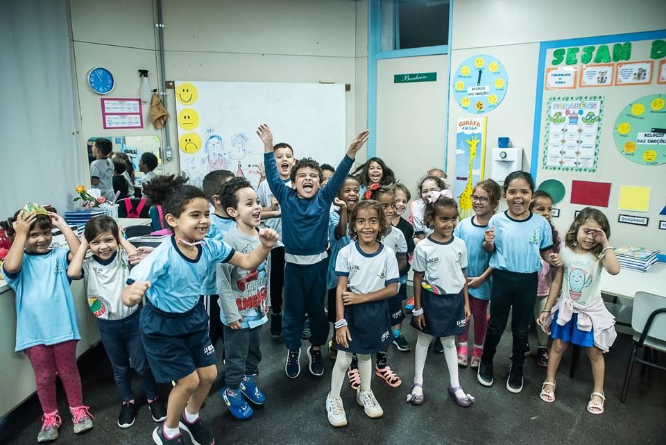 Imagem colorida mostra alunos posando para foto
