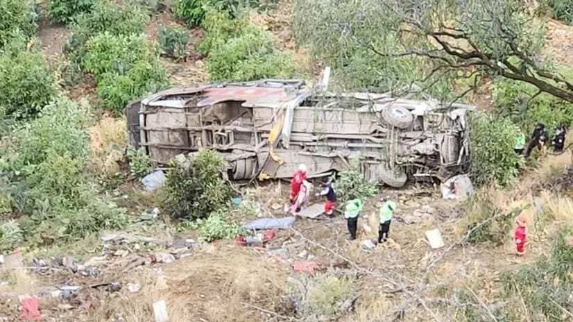Ônibus capota e cai em barranco no Peru - Metrópoles