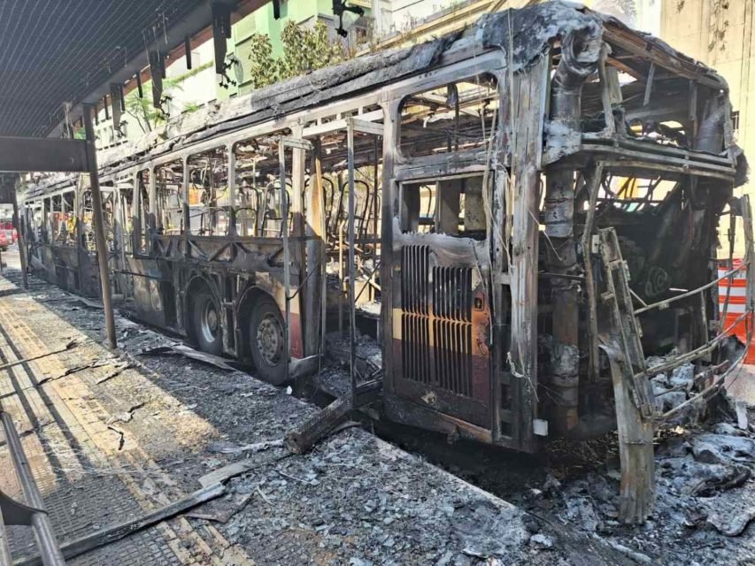 foto colorida mostra ônibus incendiado na Avenida Nove de Julho - Metrópoles