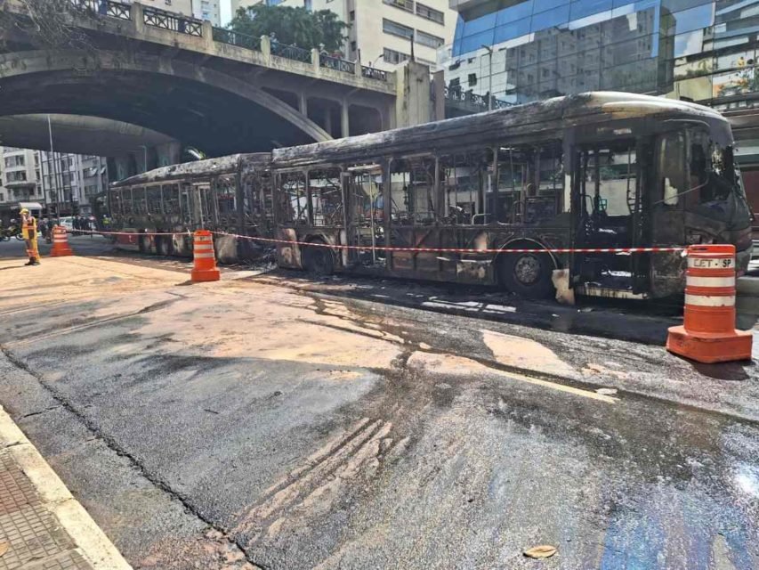 foto colorida mostra ônibus incendiado na Avenida Nove de Julho - Metrópoles