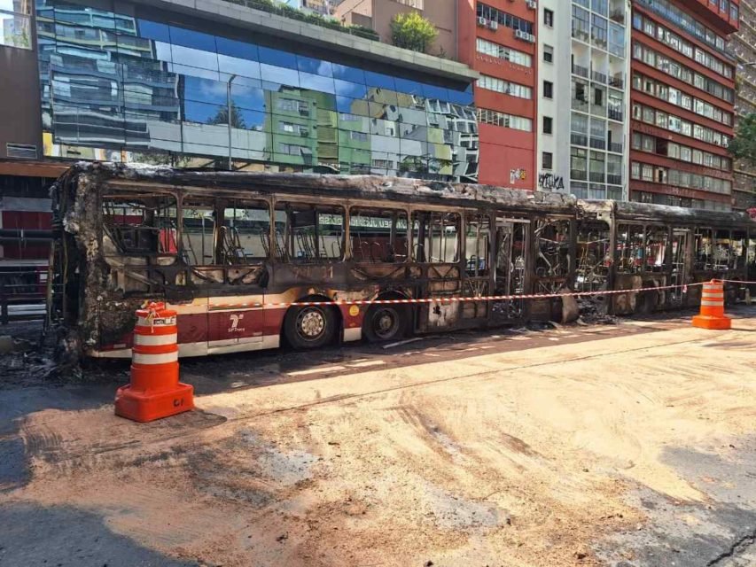 foto colorida mostra ônibus incendiado na Avenida Nove de Julho - Metrópoles