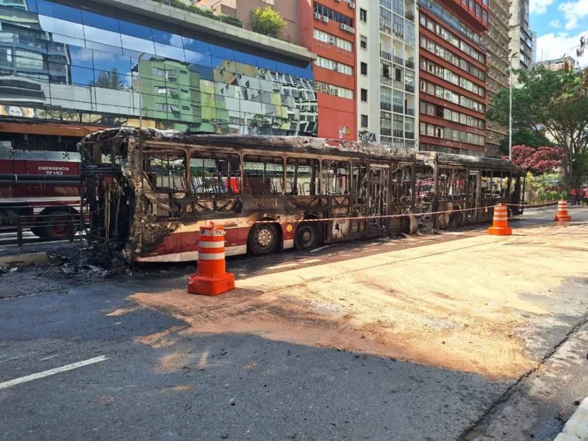 foto colorida mostra ônibus incendiado na Avenida Nove de Julho - Metrópoles