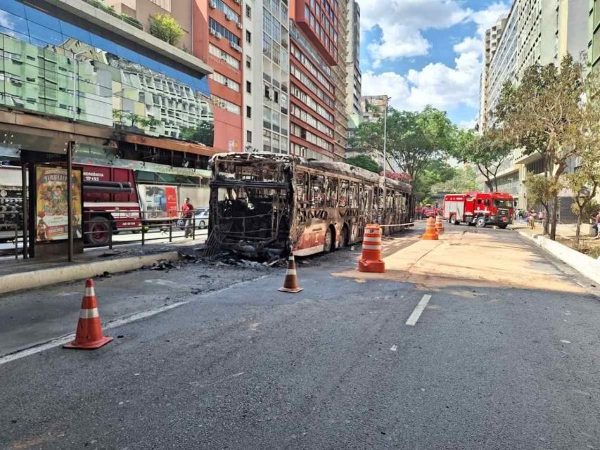 foto colorida mostra ônibus incendiado na Avenida Nove de Julho - Metrópoles