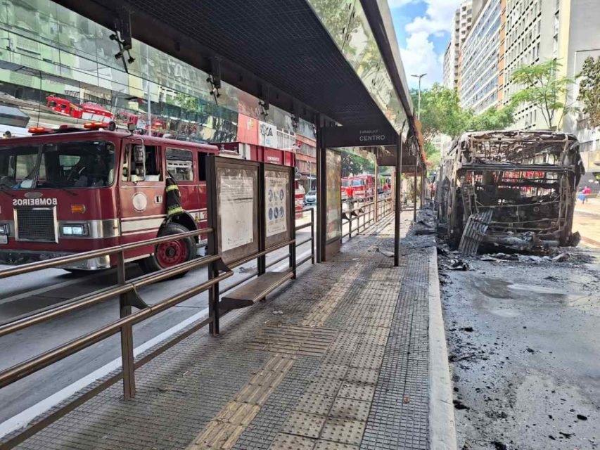 foto colorida mostra ônibus incendiado na Avenida Nove de Julho - Metrópoles