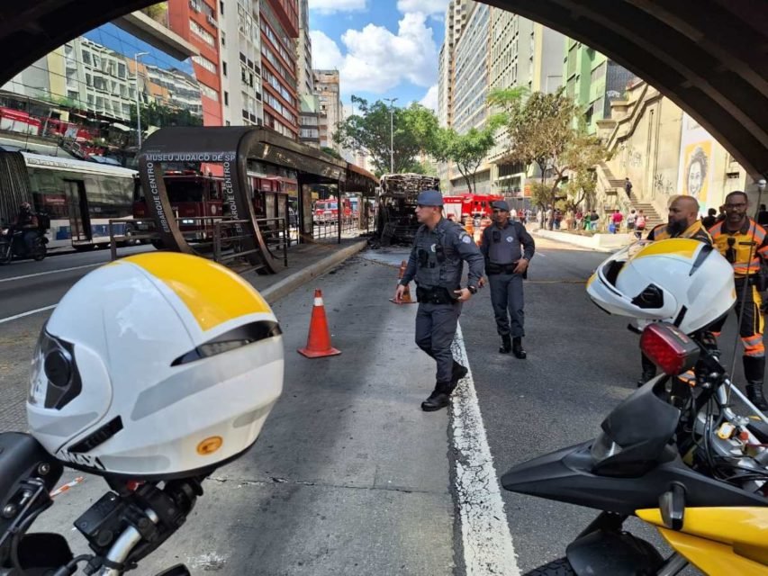 foto colorida mostra ônibus incendiado na Avenida Nove de Julho - Metrópoles